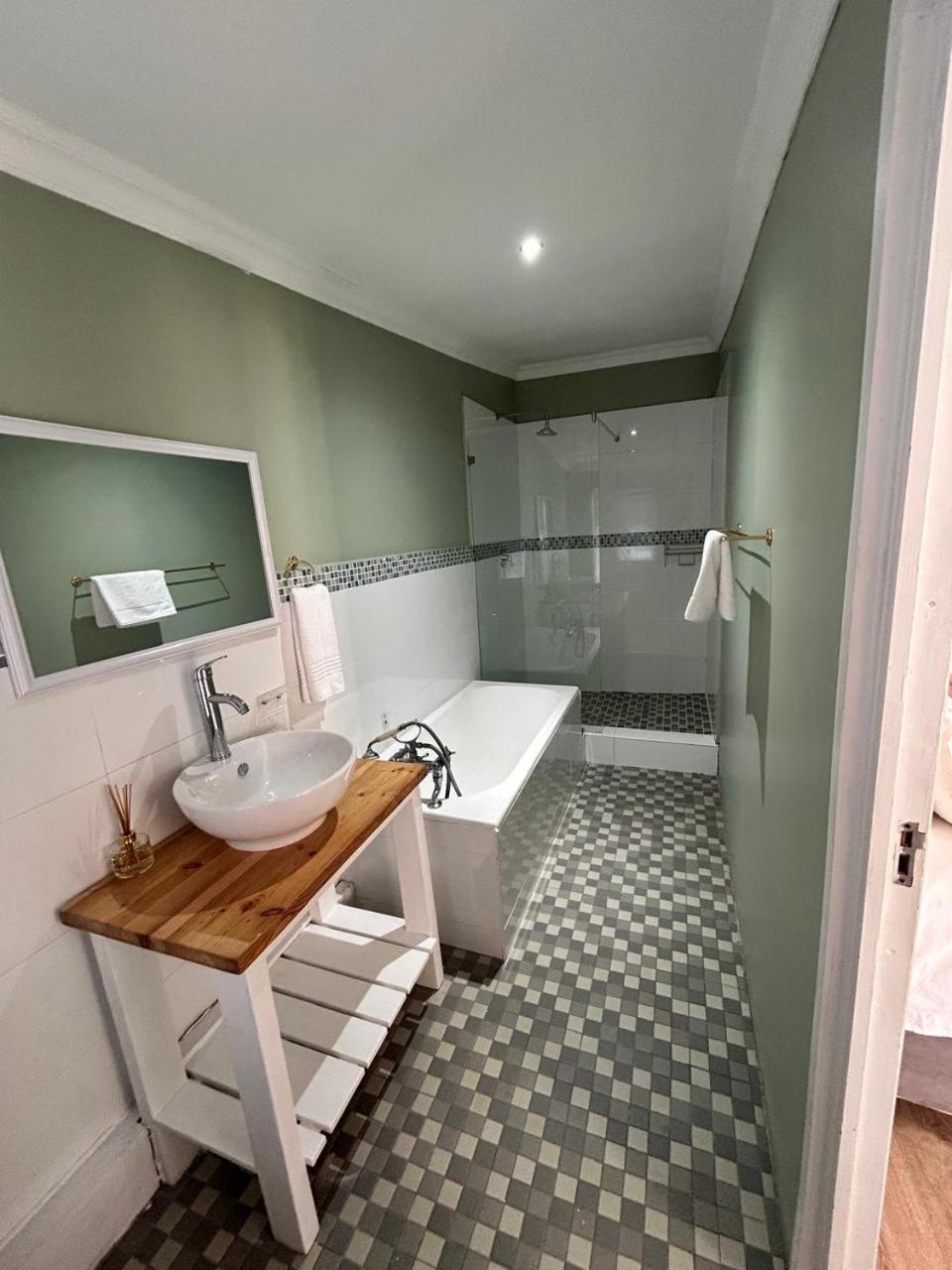 Hotel 13 On Newington Port Elizabeth Esterno foto