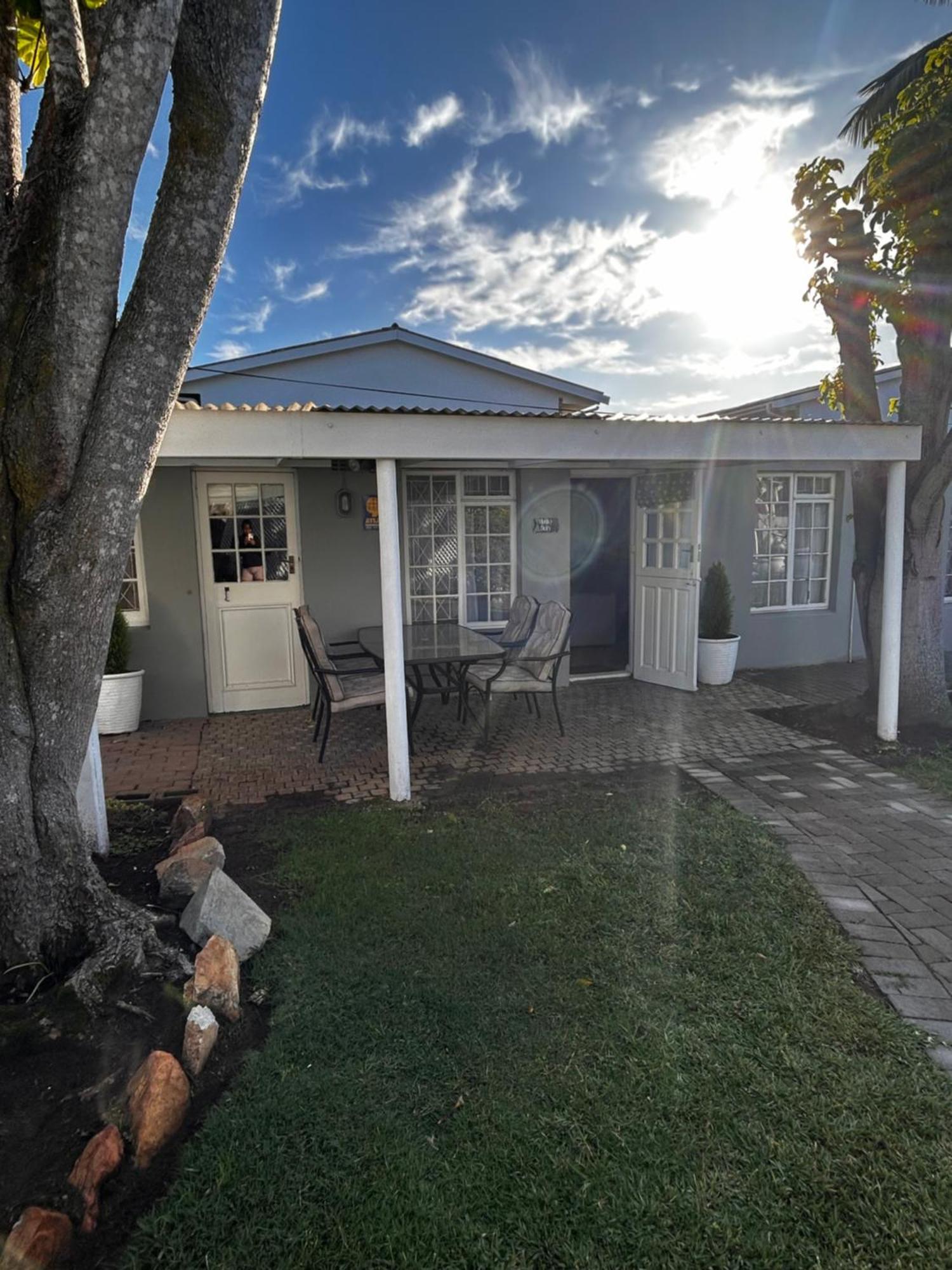 Hotel 13 On Newington Port Elizabeth Esterno foto